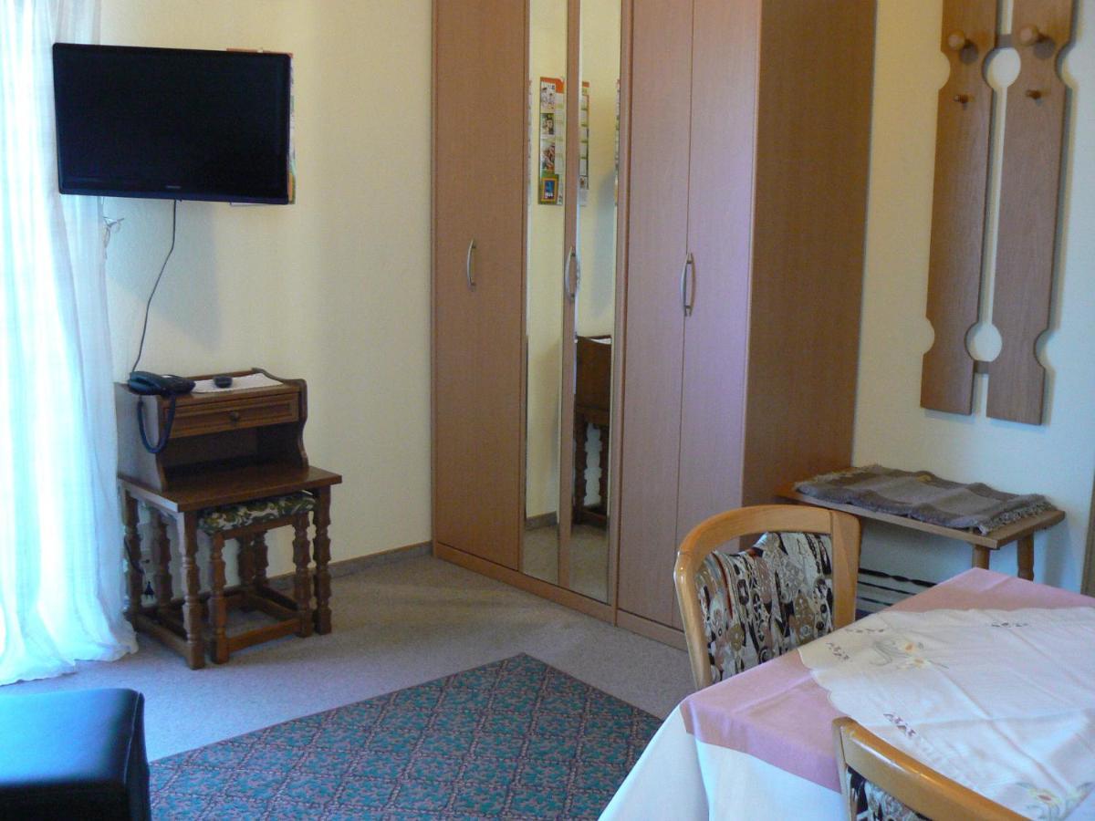 Haus Evelyn / Haus Heidemarie Hotell Bad Füssing Rum bild